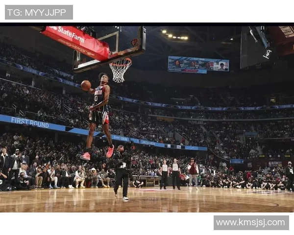 杰伦威晃开防守 突入篮下双手暴扣 杰伦威晃开防守 突入篮下双手暴扣