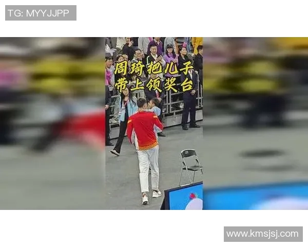周琦全运会领奖,抱着小儿子登台,妻子在看台助威,奖金120万到手! 周琦全运会领奖,抱着小儿子登台,妻子在看台助威,奖金120万到手!